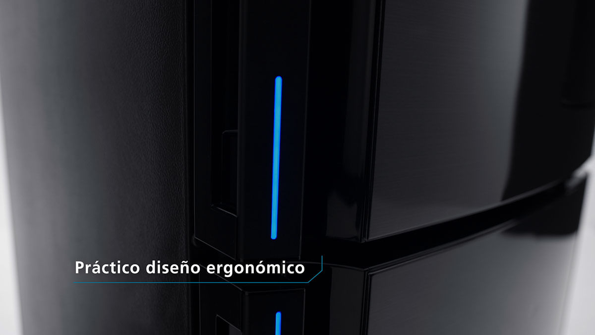 Suave agarre de la manijas con iluminación LED  que enciende con la apertura de puertas y al presionar las funciones del Display.